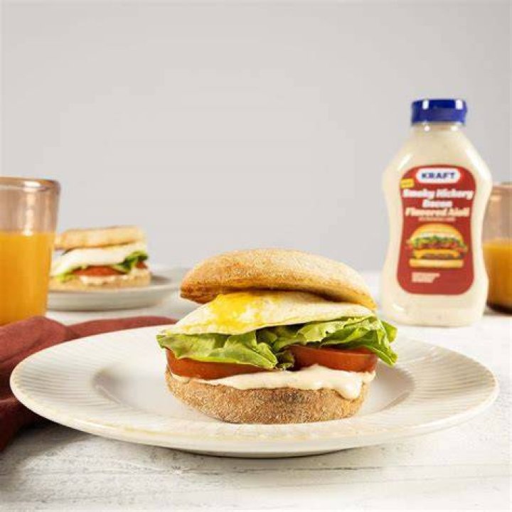 What condiments go on a BLT?